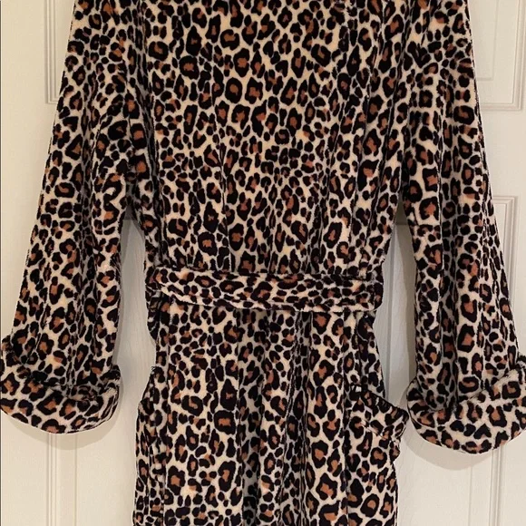 PJ SALVAGE Holiday Dreams Leopard Print Robe size Large